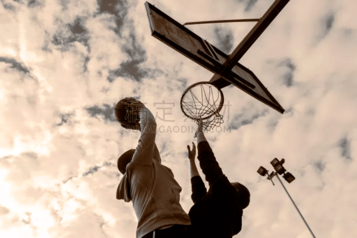 记者：泰山不会放弃成绩搞年轻化，韩鹏明年是否执教还没定